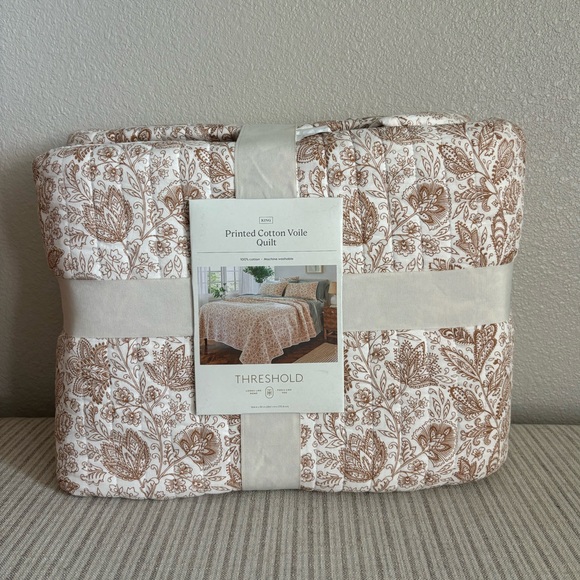NWT King Printed Cotton Voile Tonal Floral Quilt Ivory/Camel - Threshold - Picture 1 of 3